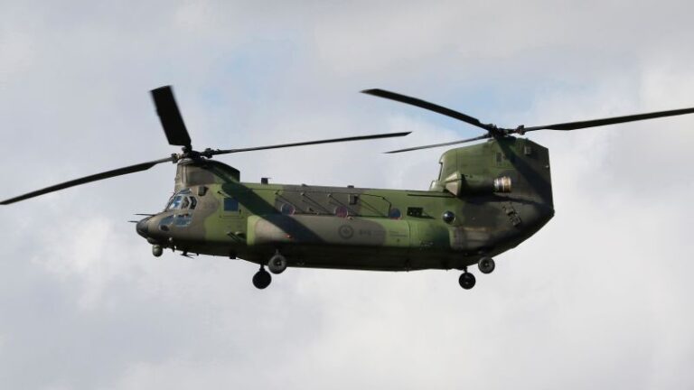 Dos miembros de la Real Fuerza Aérea Canadiense desaparecidos después de que un helicóptero Chinook se estrellara en el río Ottawa