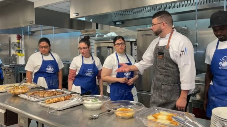 Organización en El Bronx da cursos de capacitación en cocina
