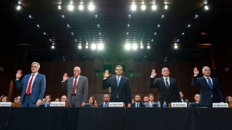 El FBI anuncia nuevas restricciones al controvertido programa de vigilancia mientras el Congreso considera renovarlo