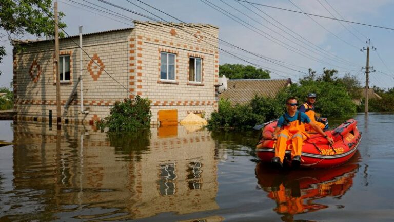 El colapso de la presa de Kakhovka ha convertido al Mar Negro en un «basurero y cementerio de animales», advierte Ucrania