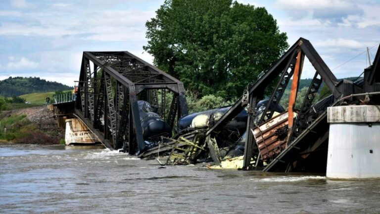 Las cuadrillas han retirado la mayoría de los vagones de tren que descarrilaron y cayeron al río Yellowstone después del colapso de un puente, dice la EPA.