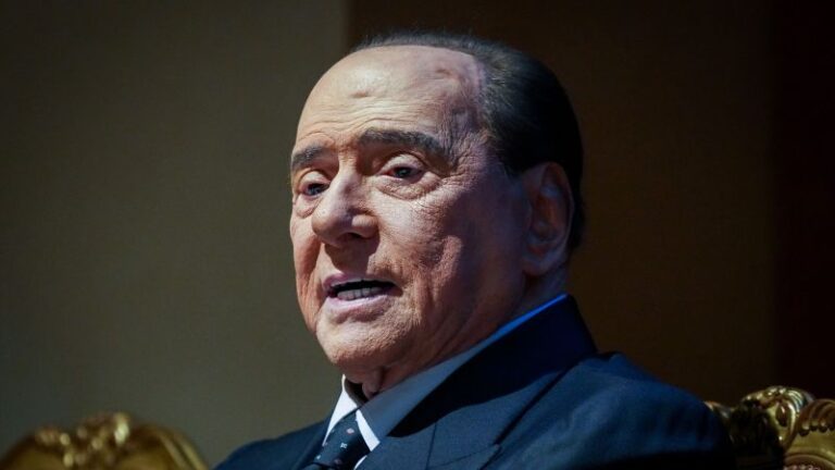 El exlíder italiano Silvio Berlusconi regresa al hospital