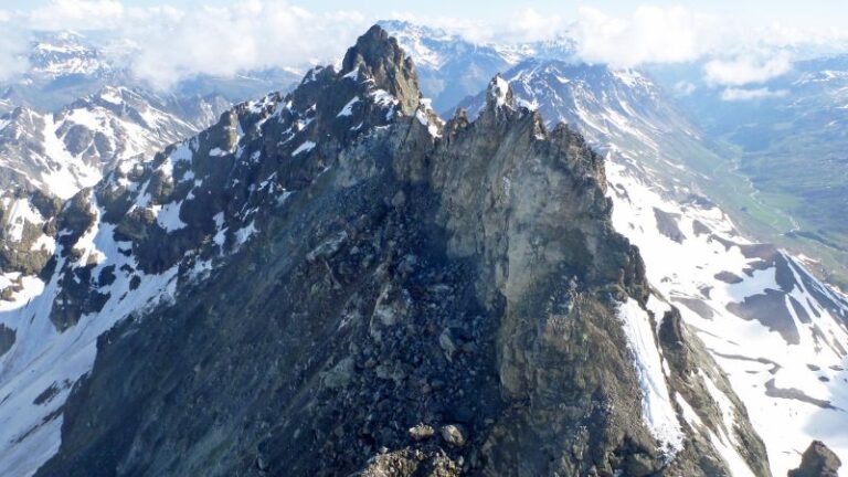 El pico de la montaña austriaca se derrumba provocando una gran caída de rocas