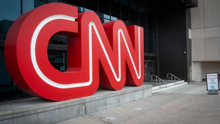 Está surgiendo una CNN más audaz después de la destitución del ex jefe de la red Chris Licht