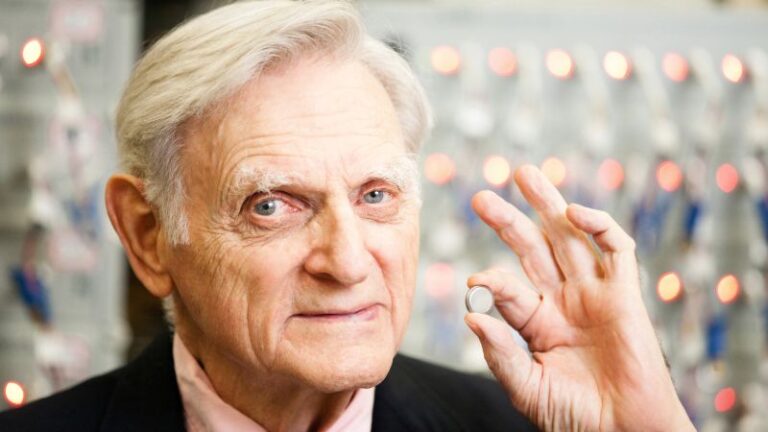 John Goodenough, el ganador del Premio Nobel cuyo desarrollo de baterías de iones de litio ayudó a crear ‘un mundo recargable’, murió a los 100 años.