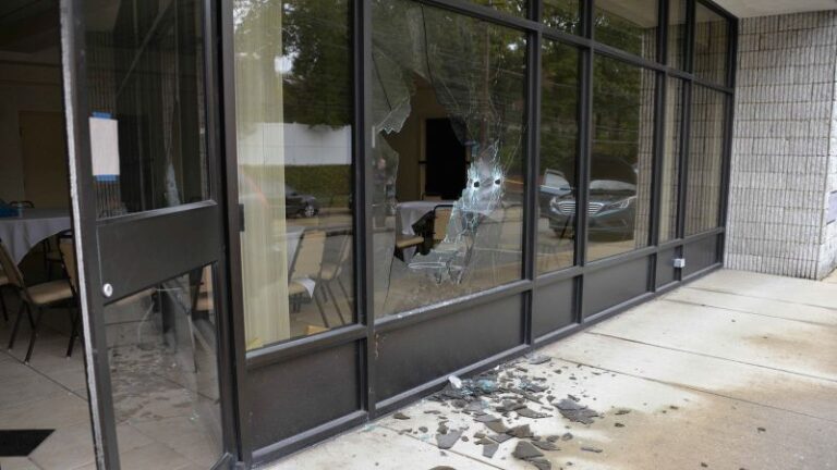 Juicio por tiroteo en sinagoga de Pittsburgh: Pistolero ‘cazó’ víctimas en todo el edificio, dice el fiscal en los argumentos finales