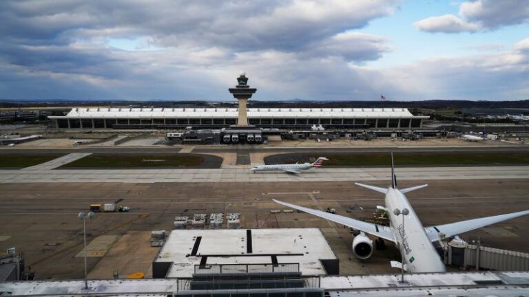 La FAA levanta la parada en tierra en los aeropuertos del área de DC después de pausar las salidas para reparaciones en las instalaciones de control de tráfico aéreo