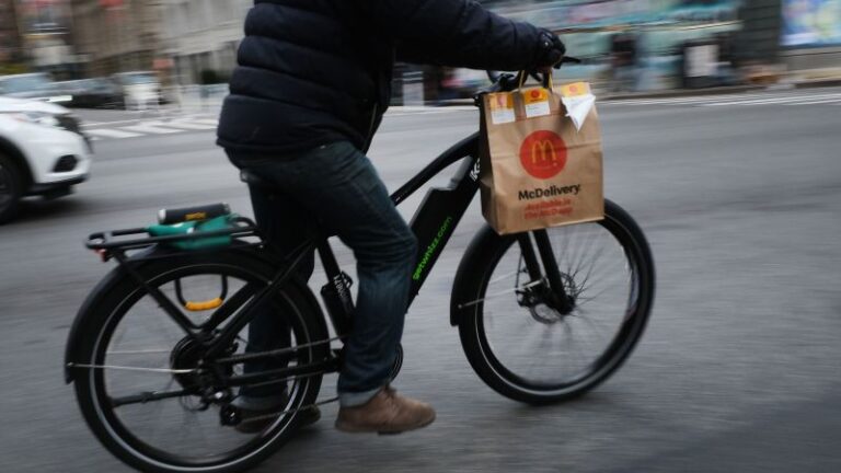 La ciudad de Nueva York anuncia el salario mínimo para los trabajadores de entrega de alimentos a través de aplicaciones