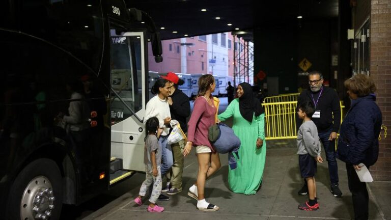 Las organizaciones sin fines de lucro de Los Ángeles ayudan cuando Texas envía a docenas de inmigrantes a California en autobús