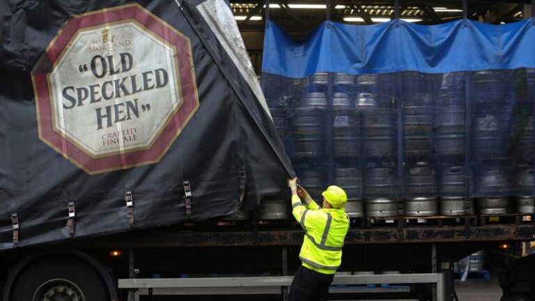 Los cerveceros británicos reducen el alcohol en las cervezas a medida que aumenta la inflación