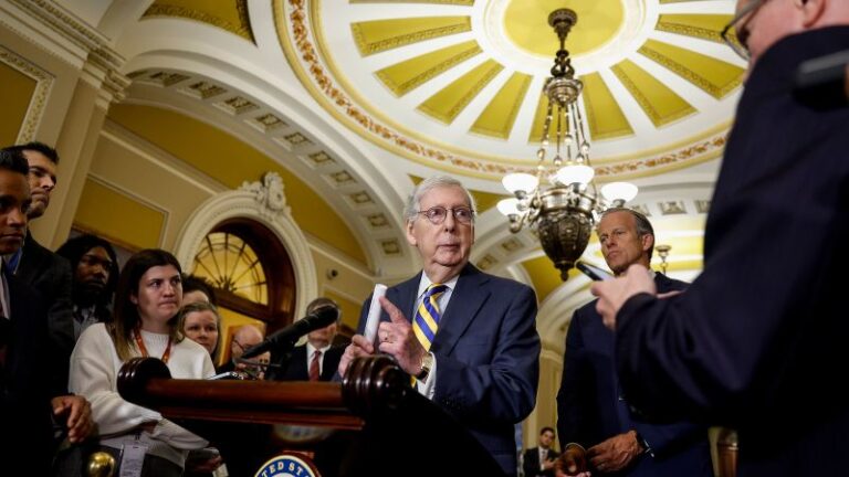 Los líderes republicanos del Senado guardan silencio mientras los principales republicanos de la Cámara prometen venganza por la acusación de Trump