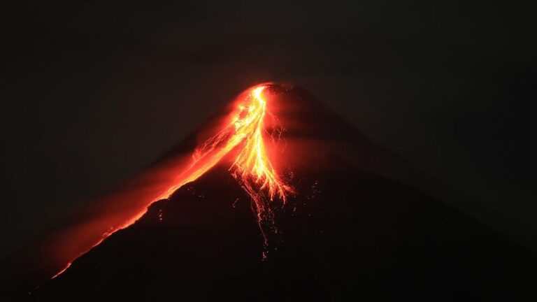 Monte Mayon: casi 13.000 residentes evacuados tras actividad volcánica en Filipinas