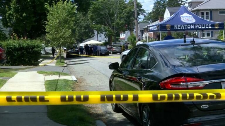 Newton, Massachusetts, las autoridades arrestaron a un hombre de Massachusetts y lo acusaron de triple homicidio después de que 3 miembros de la familia fueran encontrados muertos en su casa, dicen las autoridades