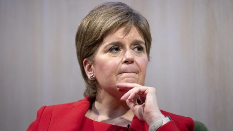 Nicola Sturgeon: el ex líder de Escocia arrestado en medio de la crisis que envuelve al partido gobernante de la nación