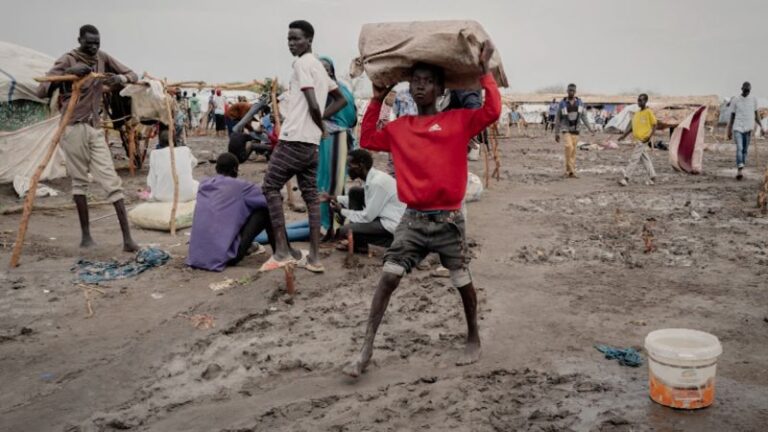 Niños mueren a diario en un campamento fronterizo de Sudán del Sur mientras esperan ayuda internacional