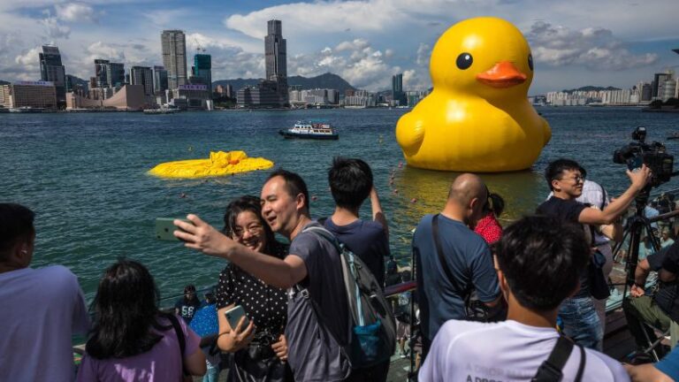 Pato de goma gigante se desinfla en el puerto de Hong Kong en medio del intenso calor