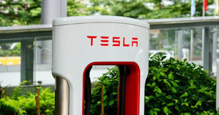 Próximo paso de Tesla: que sus coches eléctricos pueden cargarse de forma inalámbrica |  Motor