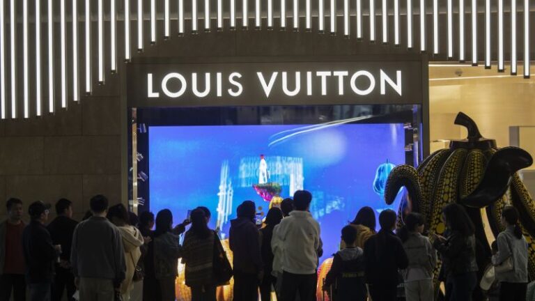 Según los informes, el propietario de LVMH, Bernard Arnault, visita China después del repunte del gasto en lujo
