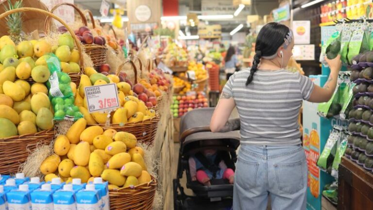 Sí, la inflación está bajando.  Eso no significa que los bienes y servicios serán más baratos.