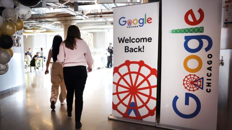 Silicon Valley escala la batalla por volver a la oficina