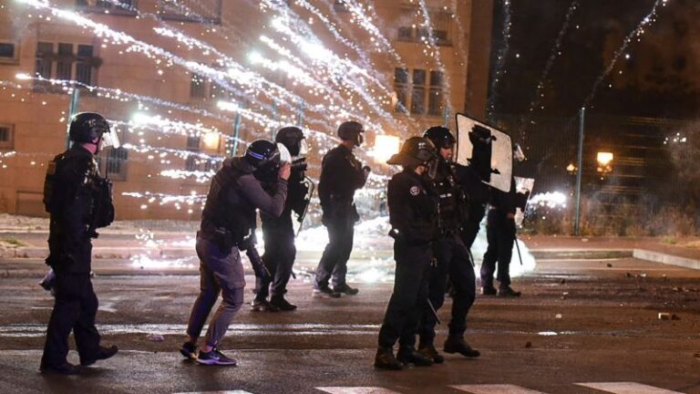 Tiroteo en Nanterre, Francia: 150 arrestados en protestas después de que la policía matara a tiros a un joven de 17 años