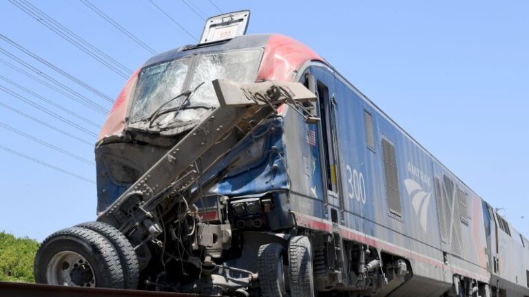 Tren de pasajeros de Amtrak se descarrila parcialmente en el sur de California después de chocar con un vehículo, se reportan algunas lesiones