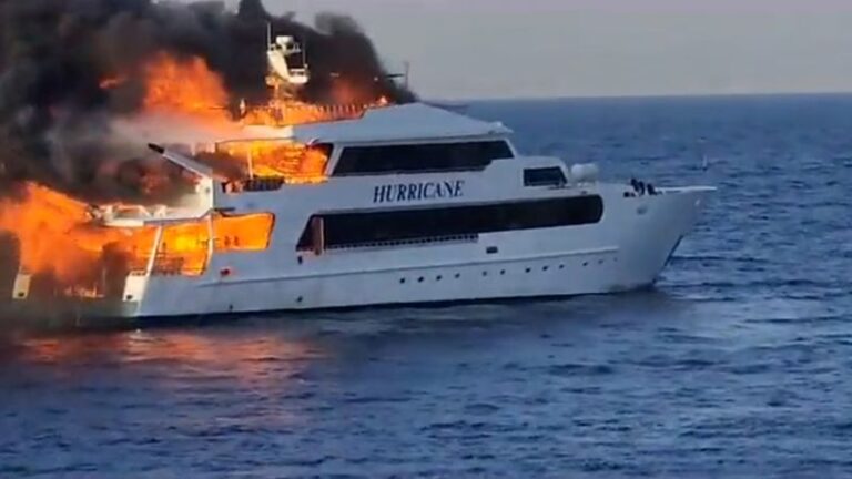 Tres turistas británicos desaparecidos después de que el barco de Egipto se incendiara con 27 personas a bordo