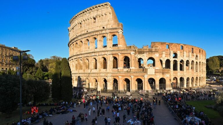Turista filmado tallando el nombre de su novia en el Coliseo de Roma