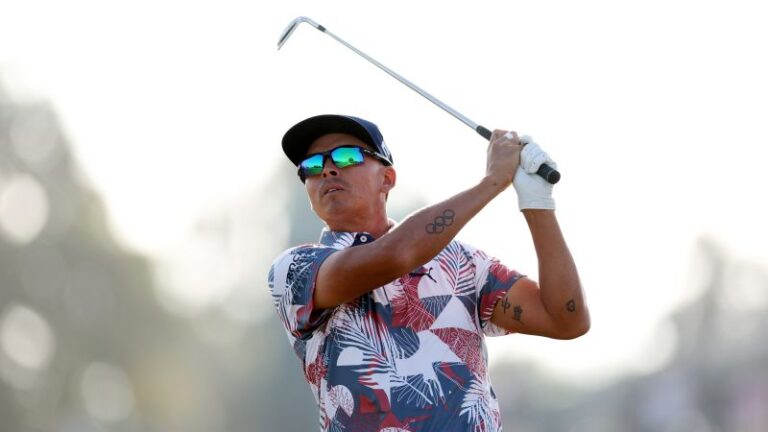 US Open: Rickie Fowler protagoniza de nuevo para tomar la delantera en solitario en la mitad de la etapa