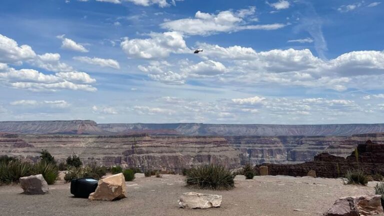 Un hombre de 33 años cayó desde una altura de 4,000 pies desde el Skywalk del Gran Cañón en Arizona, dicen las autoridades.