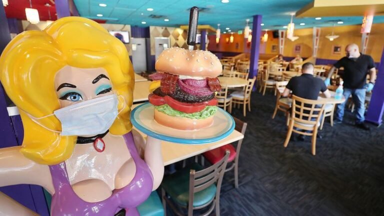 Un juez federal bloquea temporalmente una ley de Florida que se cree que apunta a los espectáculos de drag queen