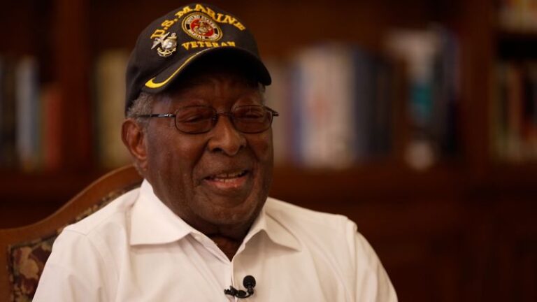 Uno de los primeros Black Marines busca reconocimiento décadas después de ser herido en la Segunda Guerra Mundial.