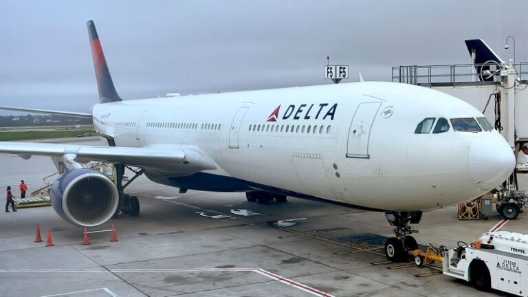 Vuelo de Delta desviado a Atlanta debido a pasajero rebelde, dice aerolínea