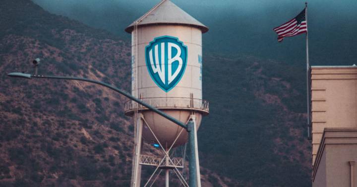 Warner quiere vender la mitad de su catálogo musical de películas, series y programas a otras plataformas |  Televisión inteligente