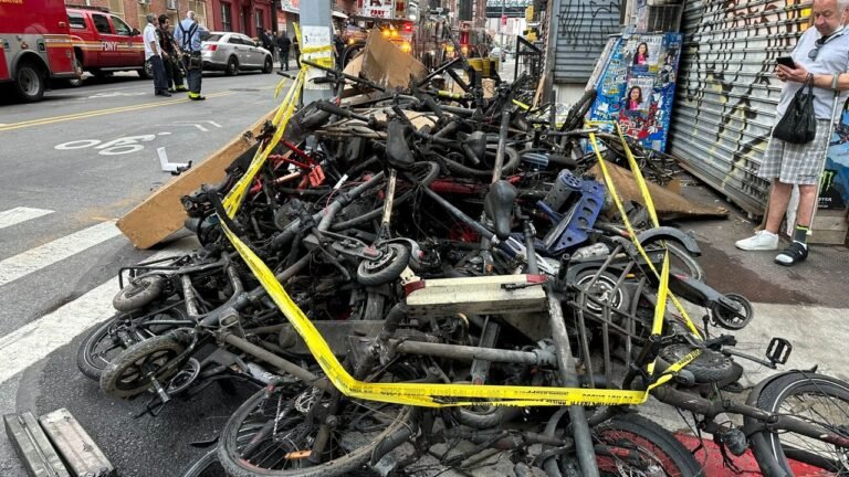 Al menos cuatro muertos tras incendio de na tienda de bicis