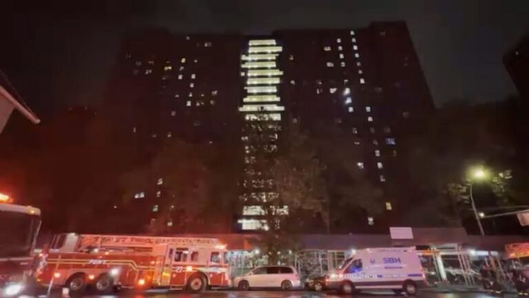 Una mujer fallece tras incendio en edificio en El Bronx