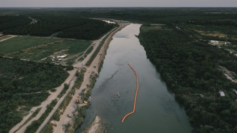 A los soldados de Texas se les dijo que empujaran a los migrantes hacia el Río Grande y se les ordenó que no les dieran agua en medio de las altas temperaturas, según un informe