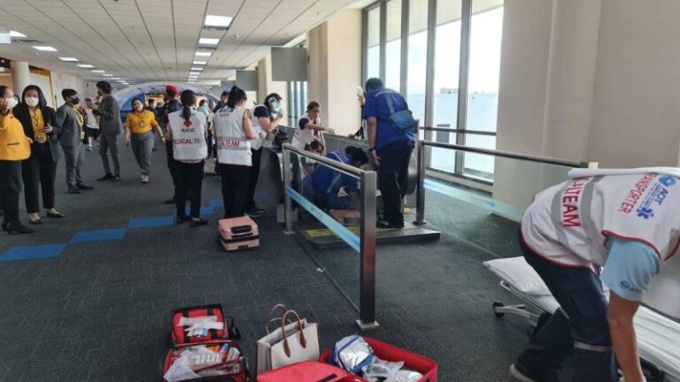 Accidente en el aeropuerto de Tailandia: amputan la pierna de una mujer después de quedar atrapada en una pasarela móvil