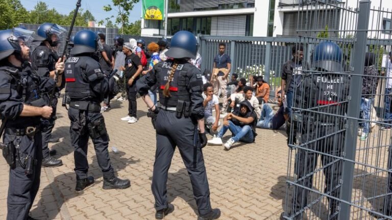 Alemania: Al menos 22 agentes heridos en Giessen tras los disturbios, según la policía