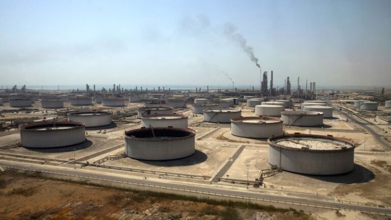 Arabia Saudí prolonga el recorte de la producción de petróleo ante la debilidad de la demanda mundial