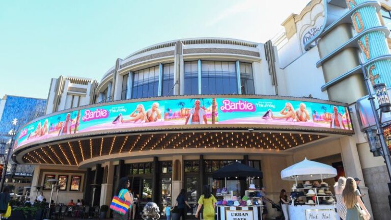 ‘Barbie’ domina el estreno de ‘Oppenheimer’, pero es una victoria para los cines