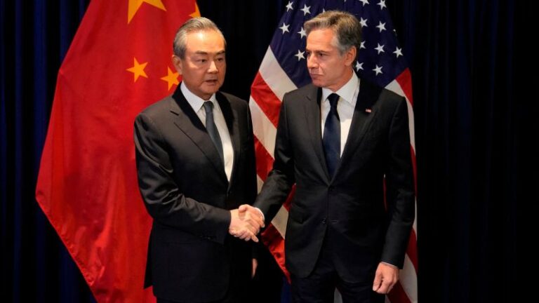 Blinken se reúne con alto diplomático chino al margen de Reunión de Ministros de Relaciones Exteriores de ASEAN