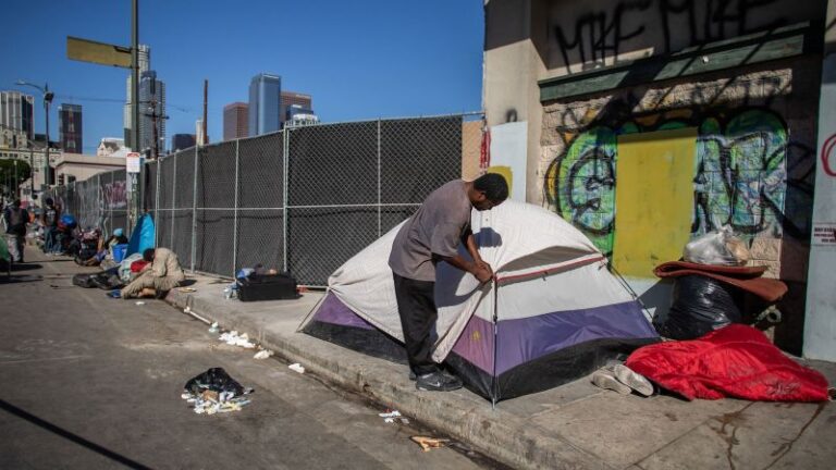 California ha gastado miles de millones para combatir la falta de vivienda.  El problema ha empeorado