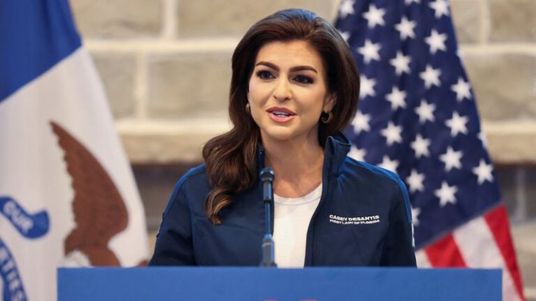 Casey DeSantis encanta a los republicanos de Iowa en el primer evento de campaña en solitario