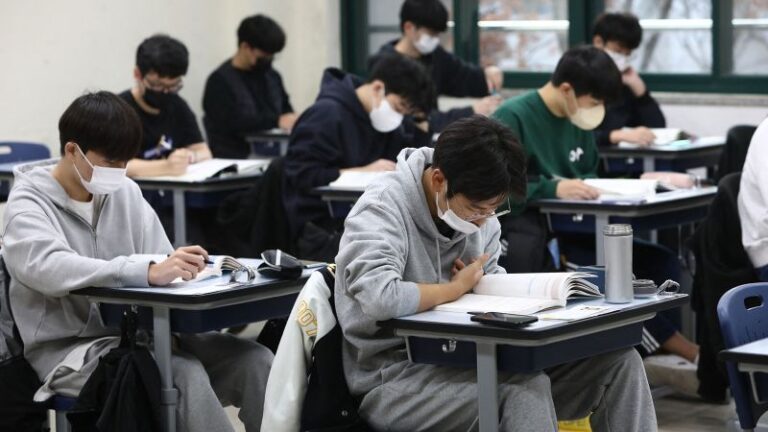Corea del Sur está eliminando las ‘preguntas asesinas’ de un examen de 8 horas, algunos culpan de una crisis en la tasa de fertilidad