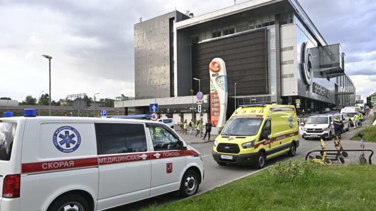 Cuatro muertos y decenas de heridos tras la explosión de una tubería de agua caliente en un centro comercial de Moscú