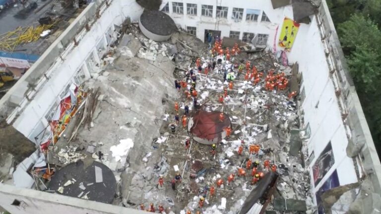 Diez muertos en China tras derrumbe de techo de gimnasio de secundaria