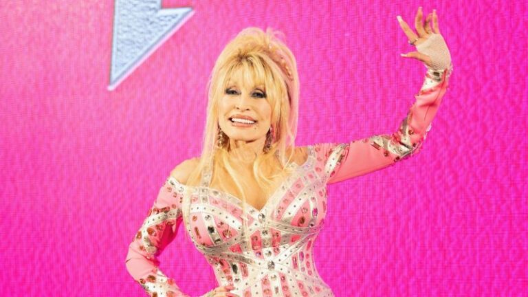 Dolly Parton dice que no quiere vivir a través de la IA después de su muerte: «Cuando me haya ido, quiero volar con ella»