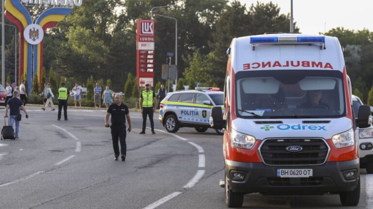 Dos muertos en tiroteo en aeropuerto de Moldavia y hombre armado detenido