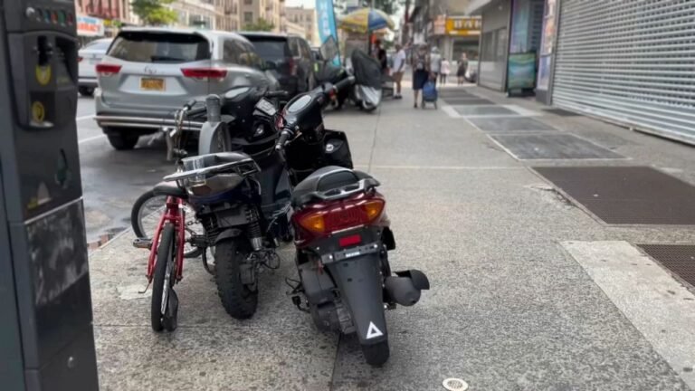 Vecinos se quejan de e-bikes y motonetas en las aceras